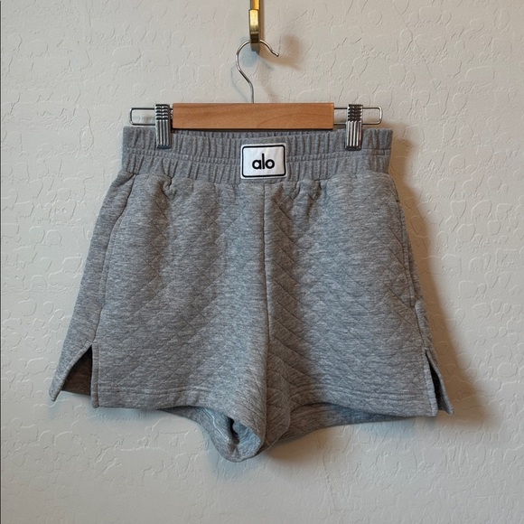 ALO Yoga Quilted Arena Boxing Sweat Shorts in Heather Gray XXS - Picture 2 of 6
